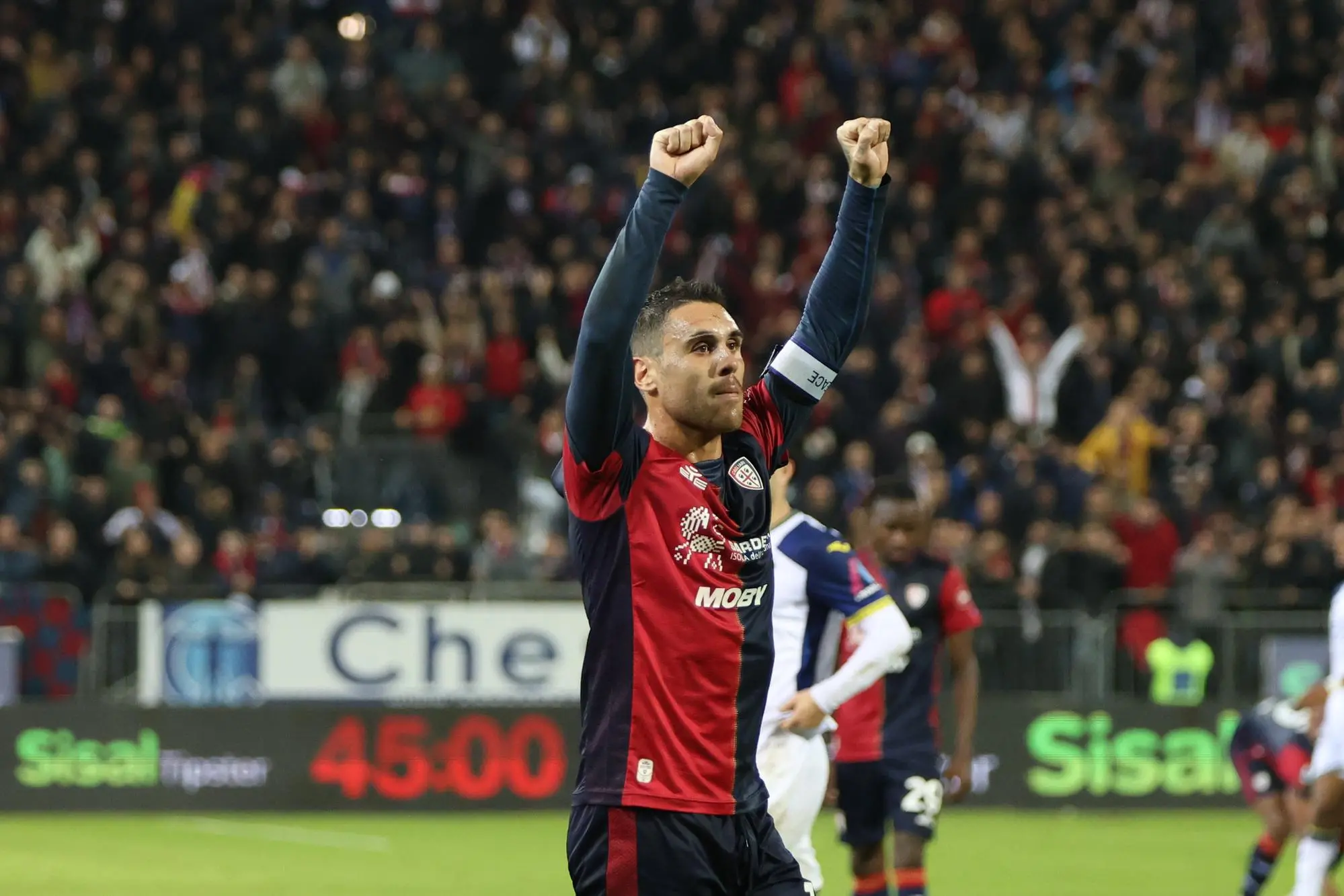 Nicolas Viola esulta in Cagliari-Verona (foto Fabio Murru)