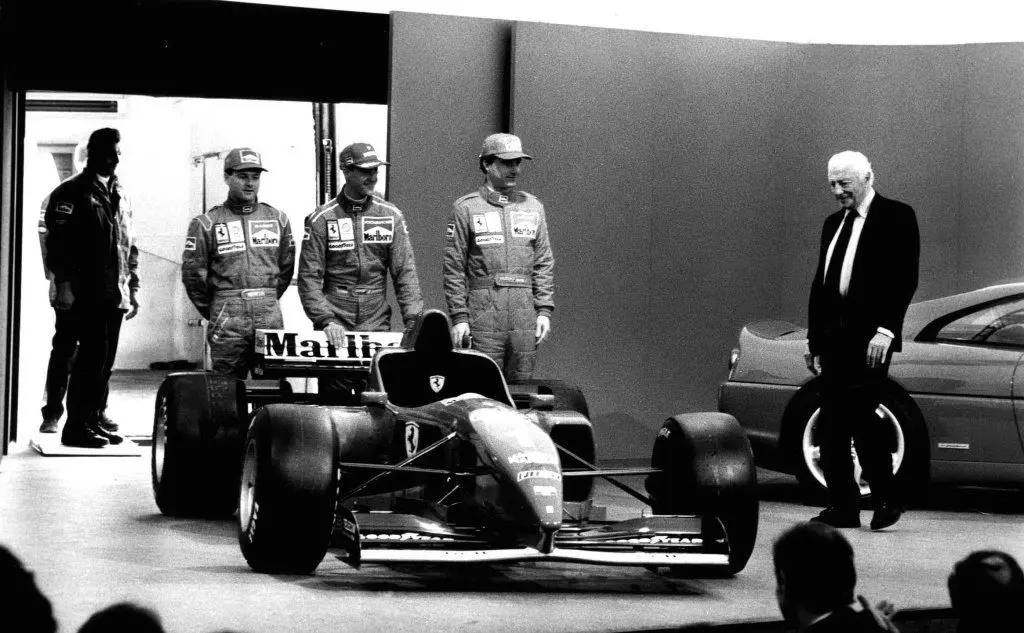 Da sinistra: Nicola Larini , Michael Schumacher, Eddy Irvine e l 'avvocato Gianni Agnelli