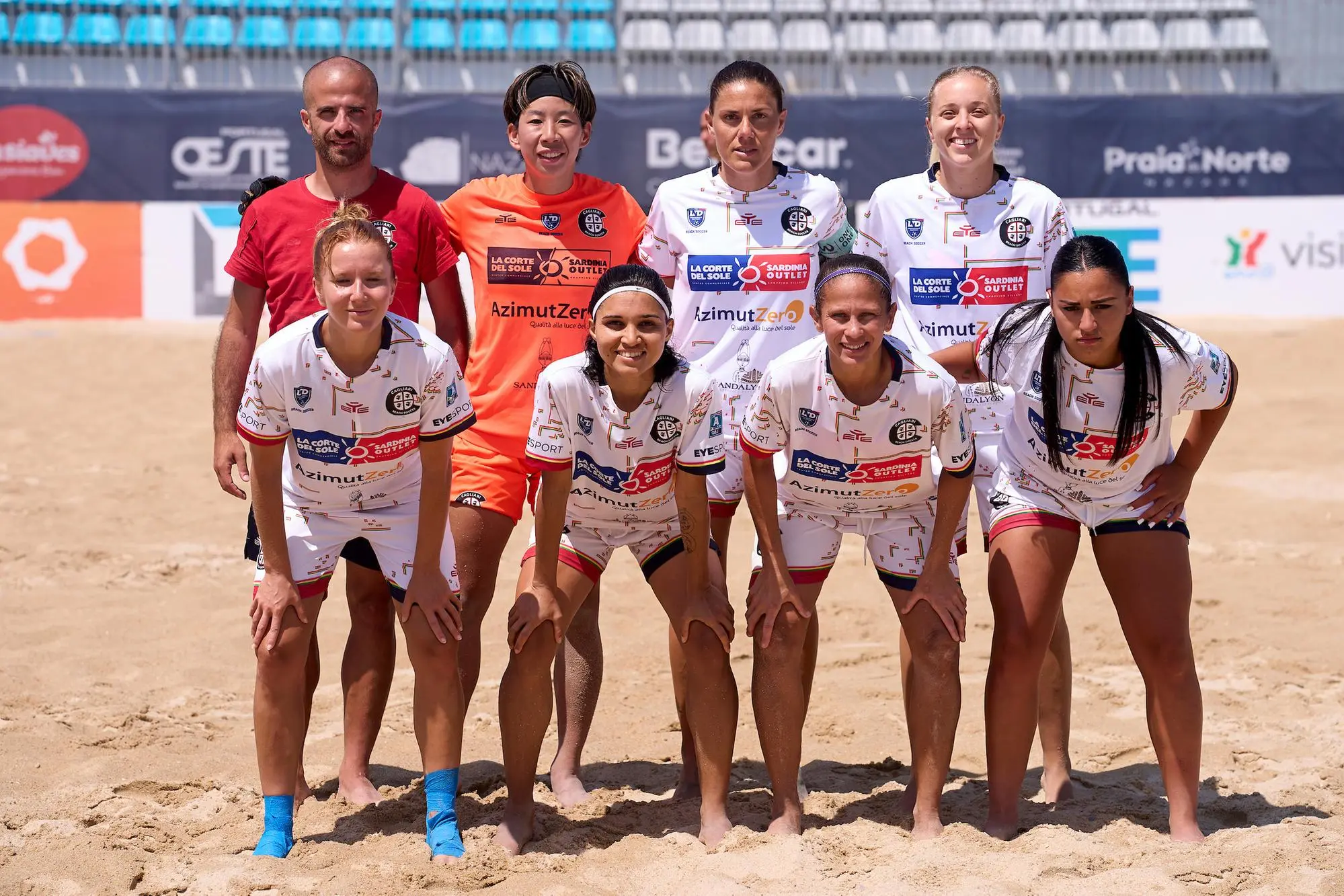 La squadra femminile del Cagliari Beach Soccer prima della partita col Cadizfornia all'Euro Winners Cup (foto Jose Manuel Alvarez/Beach Soccer Worldwide)