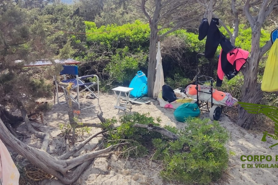 Campeggio “selvaggio” tra le dune di Capo Comino: raffica di denunce