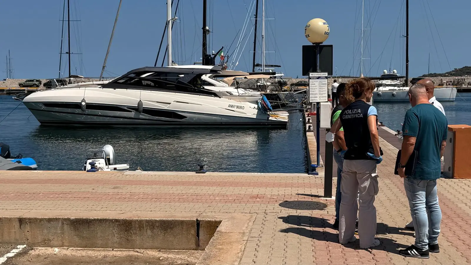 L'imbarcazione dove è stato ritrovato il cadavere del giovane, nella Marina di Portisco (foto Orrù)