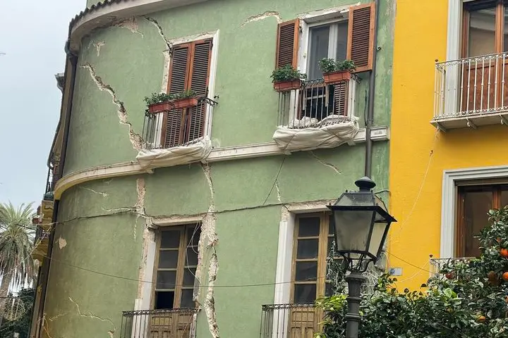 Le paurose crepe sulle facciate in via Dettori a Cagliari (foto L'Unione Sarda)