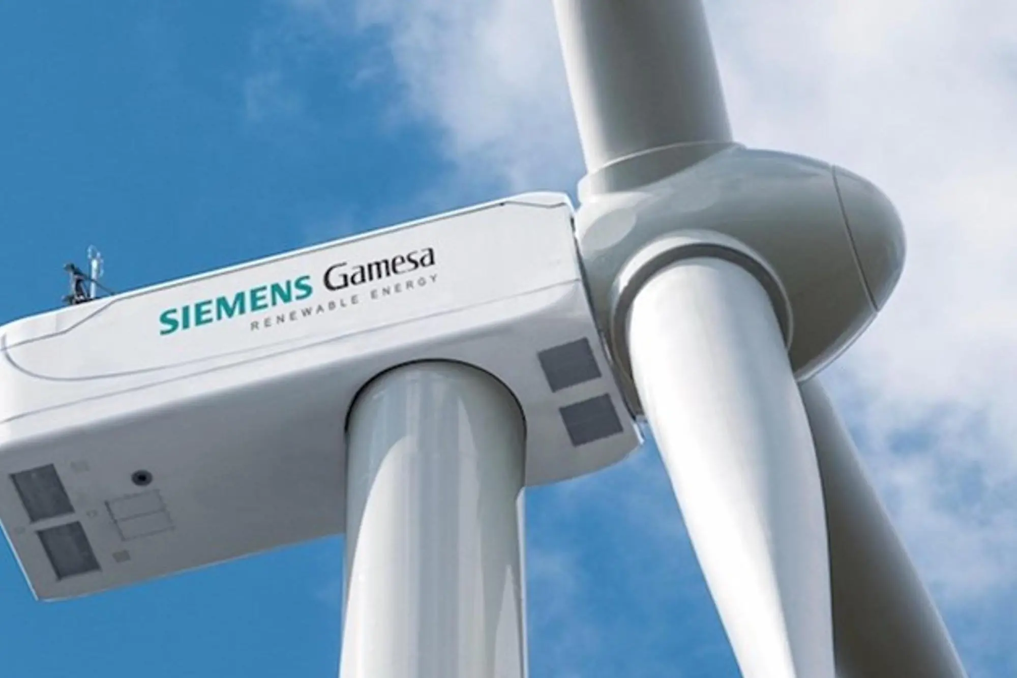 Una delle 13 pale eoliche della Siemens (L'Unione Sarda)