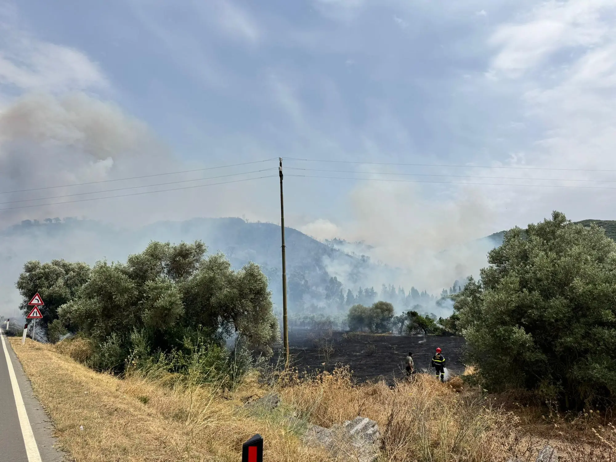 I vigili del fuoco impegnati nell'incendio a Villacidro (foto Gianluigi Deidda)