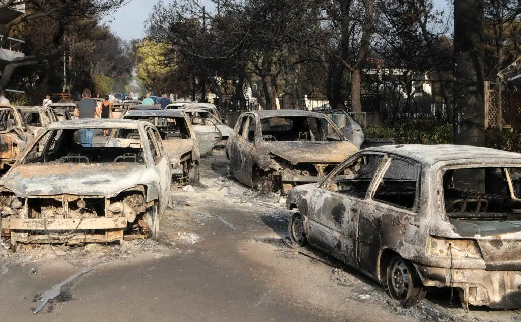 Il cimitero delle auto nel villaggio di Mati, letteralmente distrutto dalle fiamme