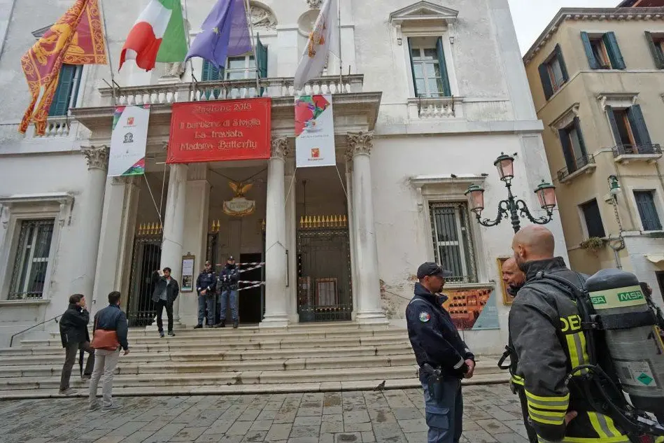 Il Gran Teatro La Fenice dopo il principio di incendio di questa mattina. (Ansa)