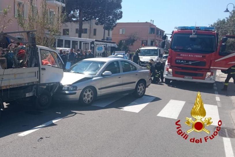 Santa Teresa Gallura, scontro frontale tra un’auto e un furgoncino: due feriti