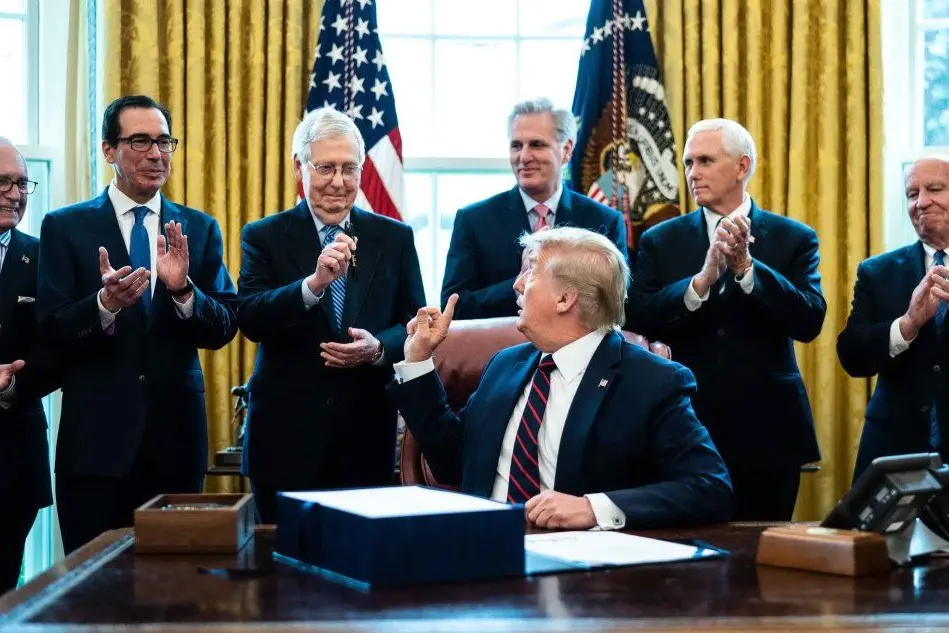 Trump firma il pacchetto d'aiuti economici(Ansa)