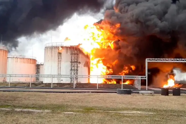 Un deposito in fiamme a Belgorod (Ansa)