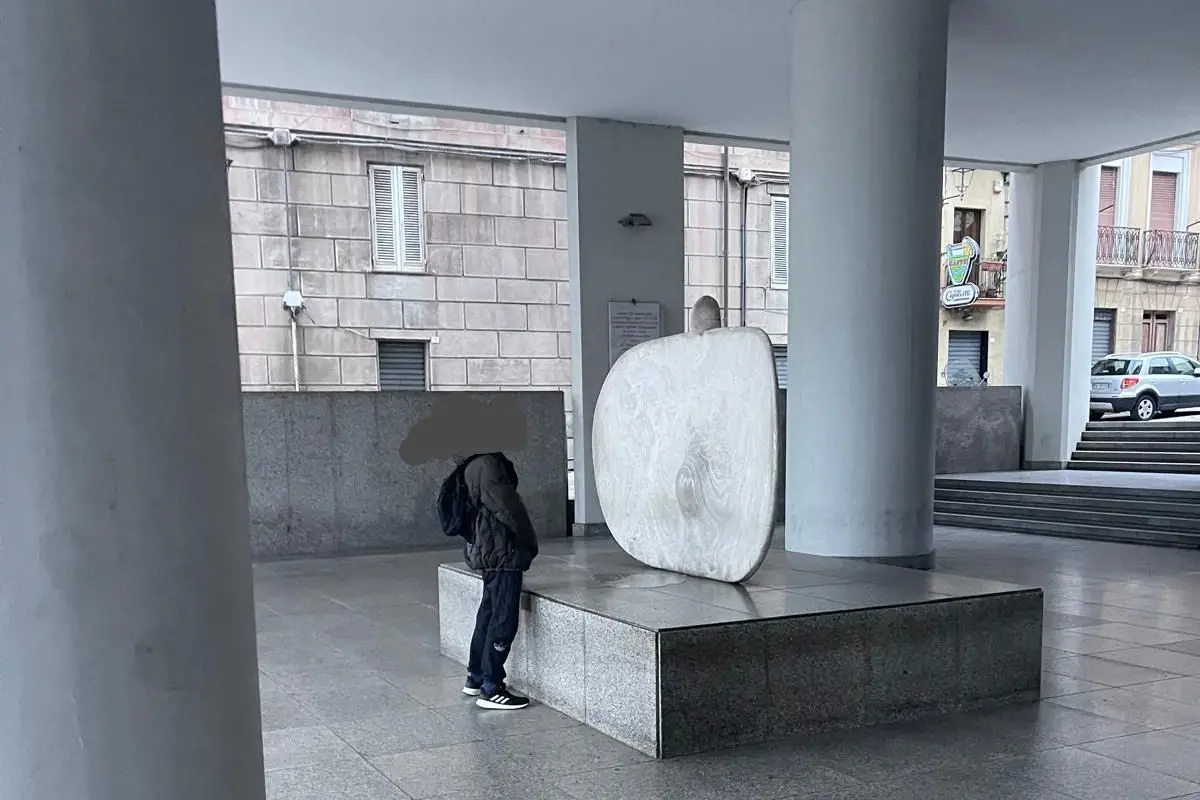 L'uomo urina sulle statue di Nivola a Cagliari