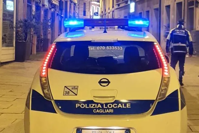 Controlli della Polizia locale a Cagliari (foto Ansa)
