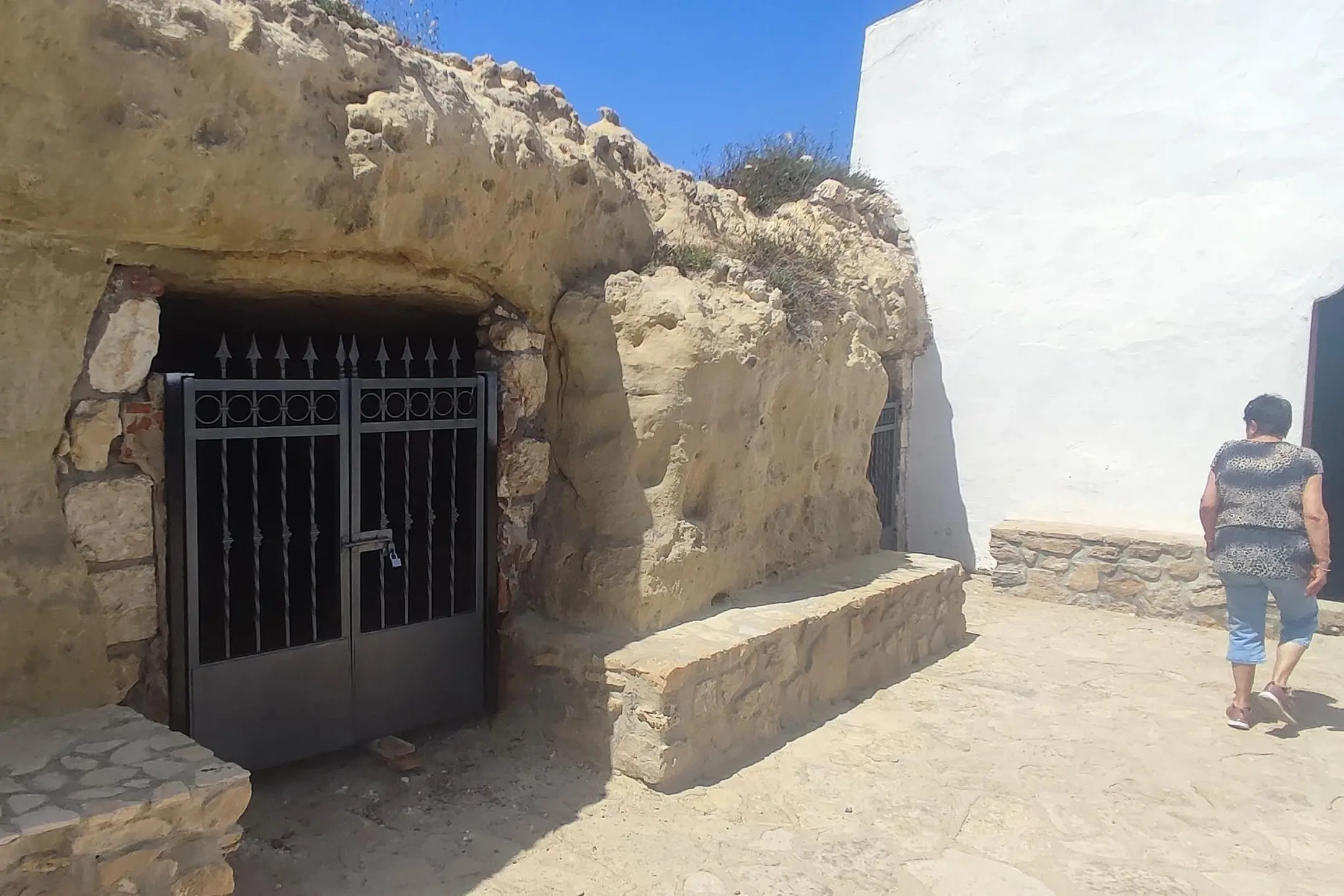 L'ipogeo pulito e il cancello restaurato (foto Tellini)