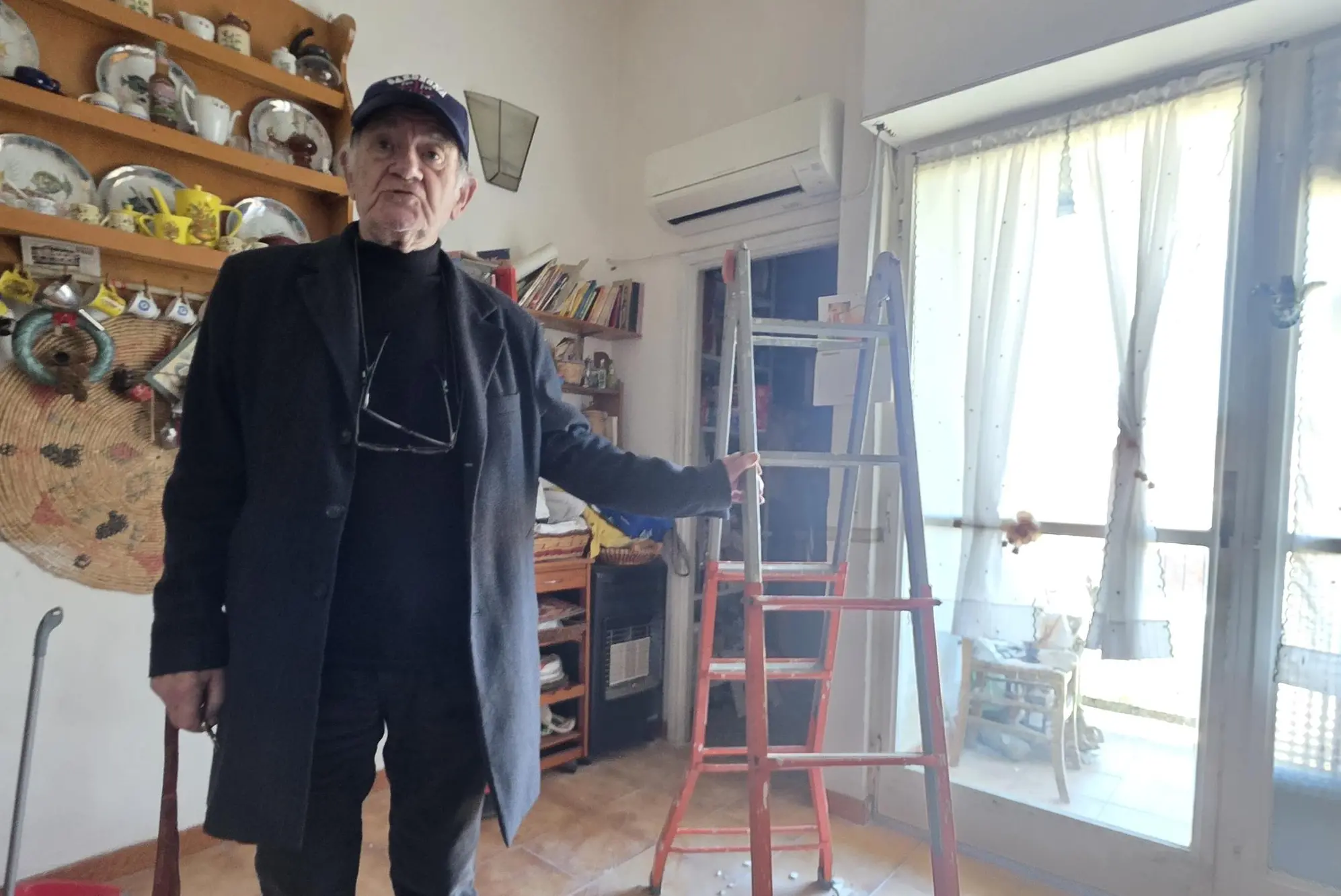 Antonio Niedda in una delle stanze inagibili