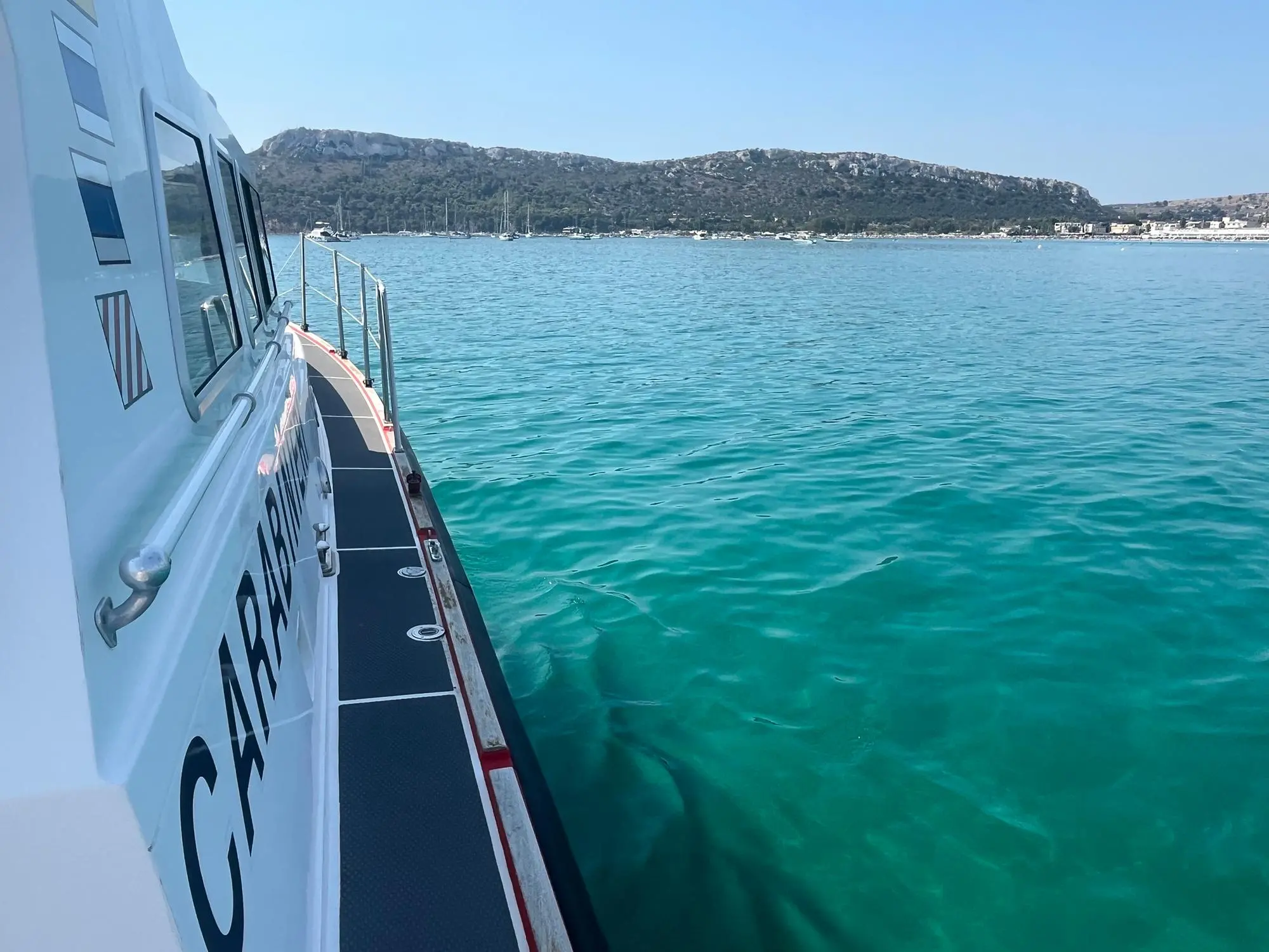 Carabinieri in servizio al largo del Poetto sulla motovedetta dell'Arma