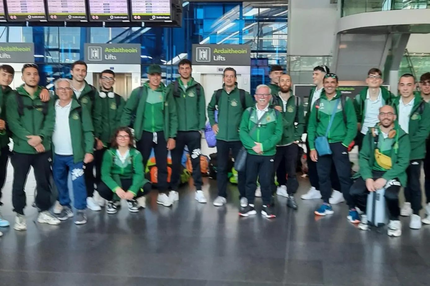 Giocatori e staff dell'Amsicora all'arrivo all'aeroporto di Dublino, prima del trasferimento a Banbridge (foto Giuseppe Meloni)