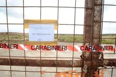 Sigilli all'ingresso dell'area dei bacini Eurallumina