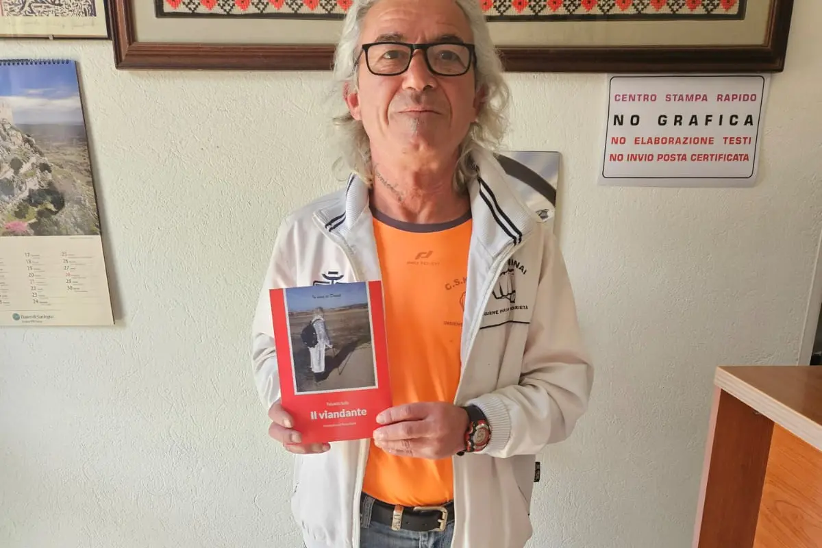 Tebaldo Salis con il suo libro (foto Serreli)