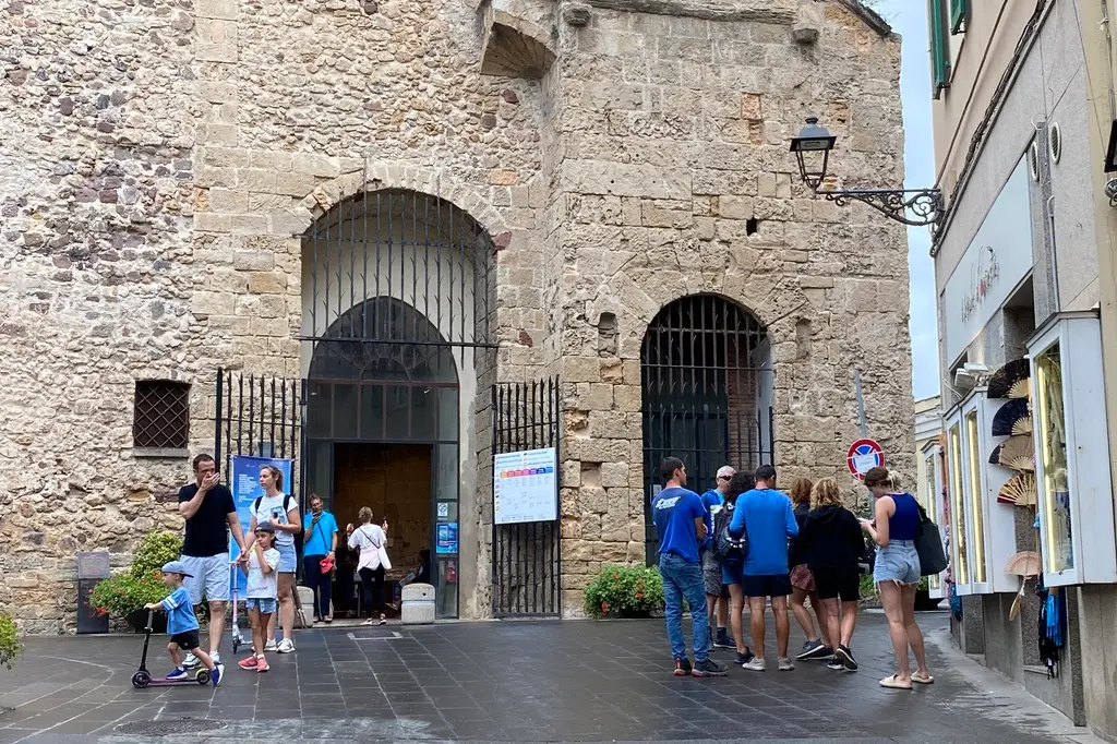 Piazza Porta Terra, Alghero (foto Fiori)