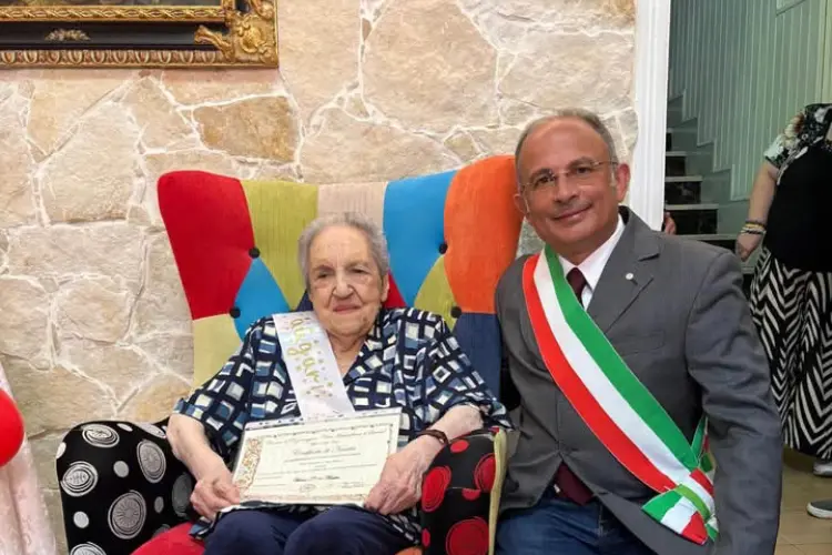 La centenaria di Pozzomaggiore col sindaco (foto concessa)