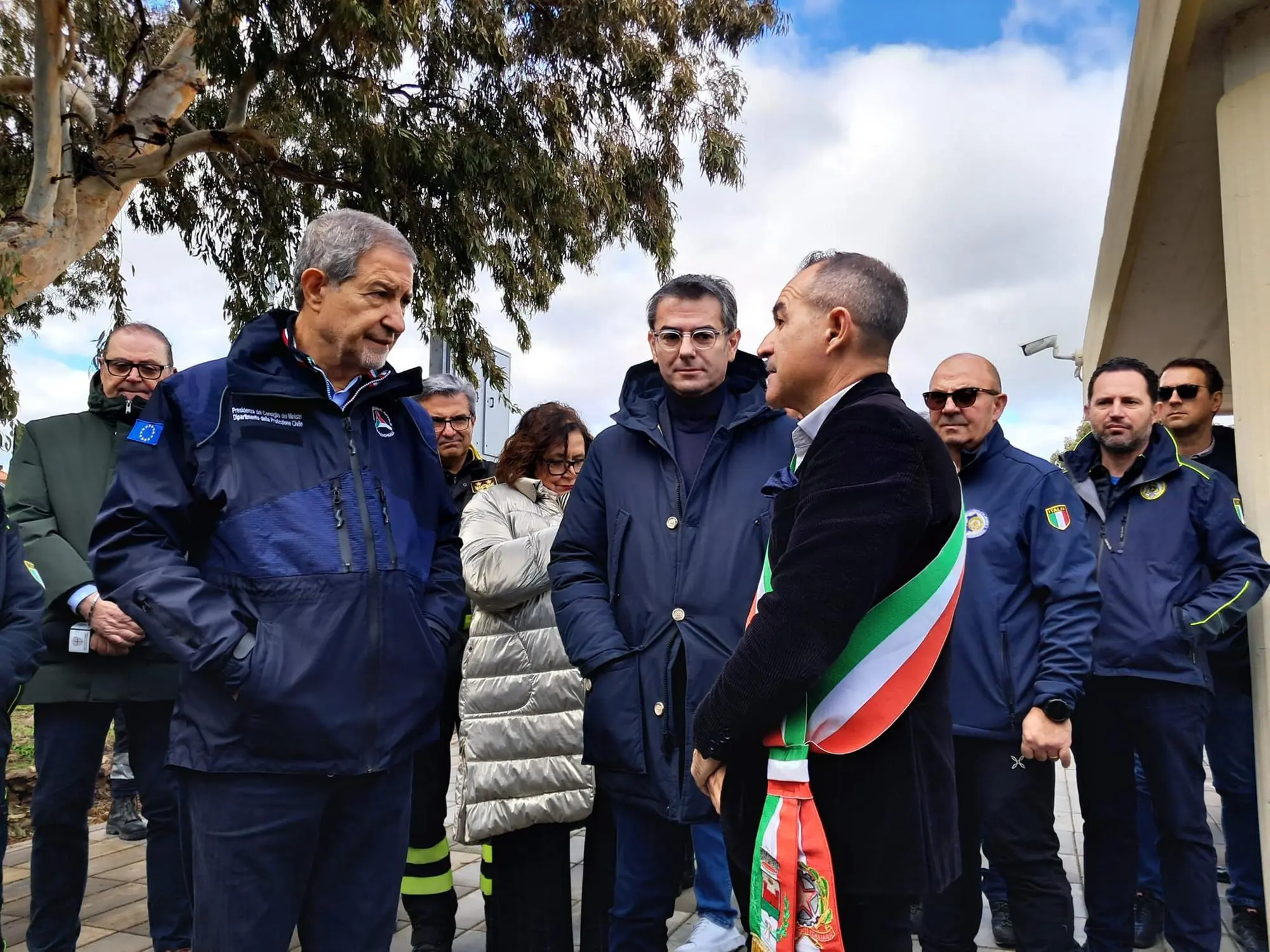 Il sindaco di Cagliari, Massimo Zedda, con il ministro Nello Musumeci e il primo cittadino di Capoterra, Beniamino Garau