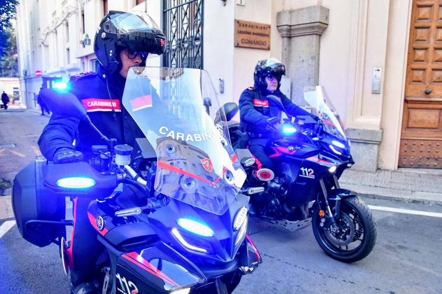 Quartu, rubano in un’auto in sosta ma il proprietario li sorprende e chiama i carabinieri: due arresti