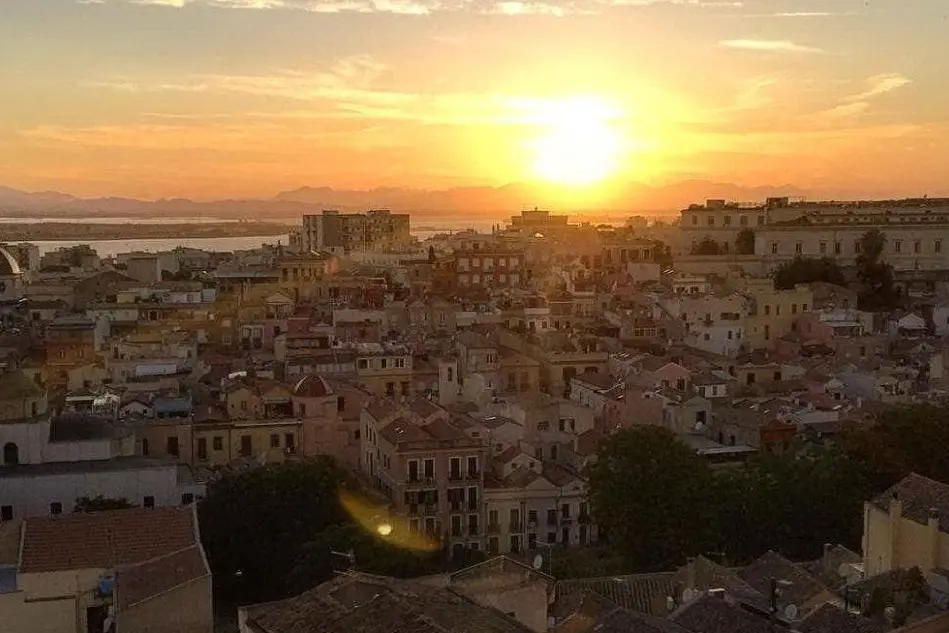 la città di Cagliari al tramonto nello scatto del lettore Fabrizio Serra