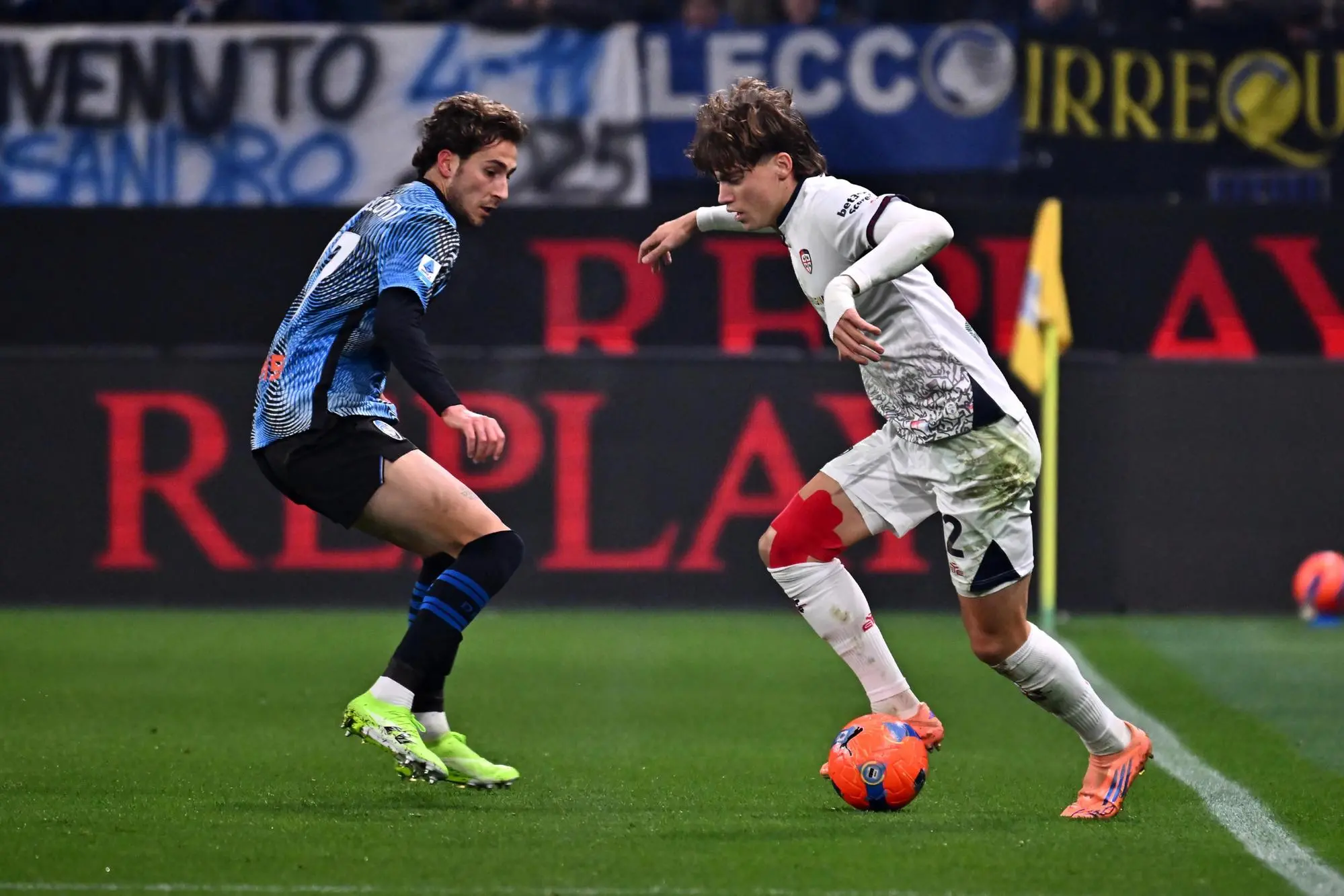 Marco Palestra (a destra) contro Lorenzo Bernasconi in Atalanta-Cagliari (foto Ansa)