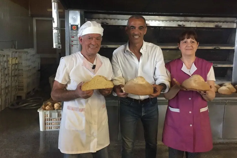 Emanuele Dessì nel panificio Sanna
