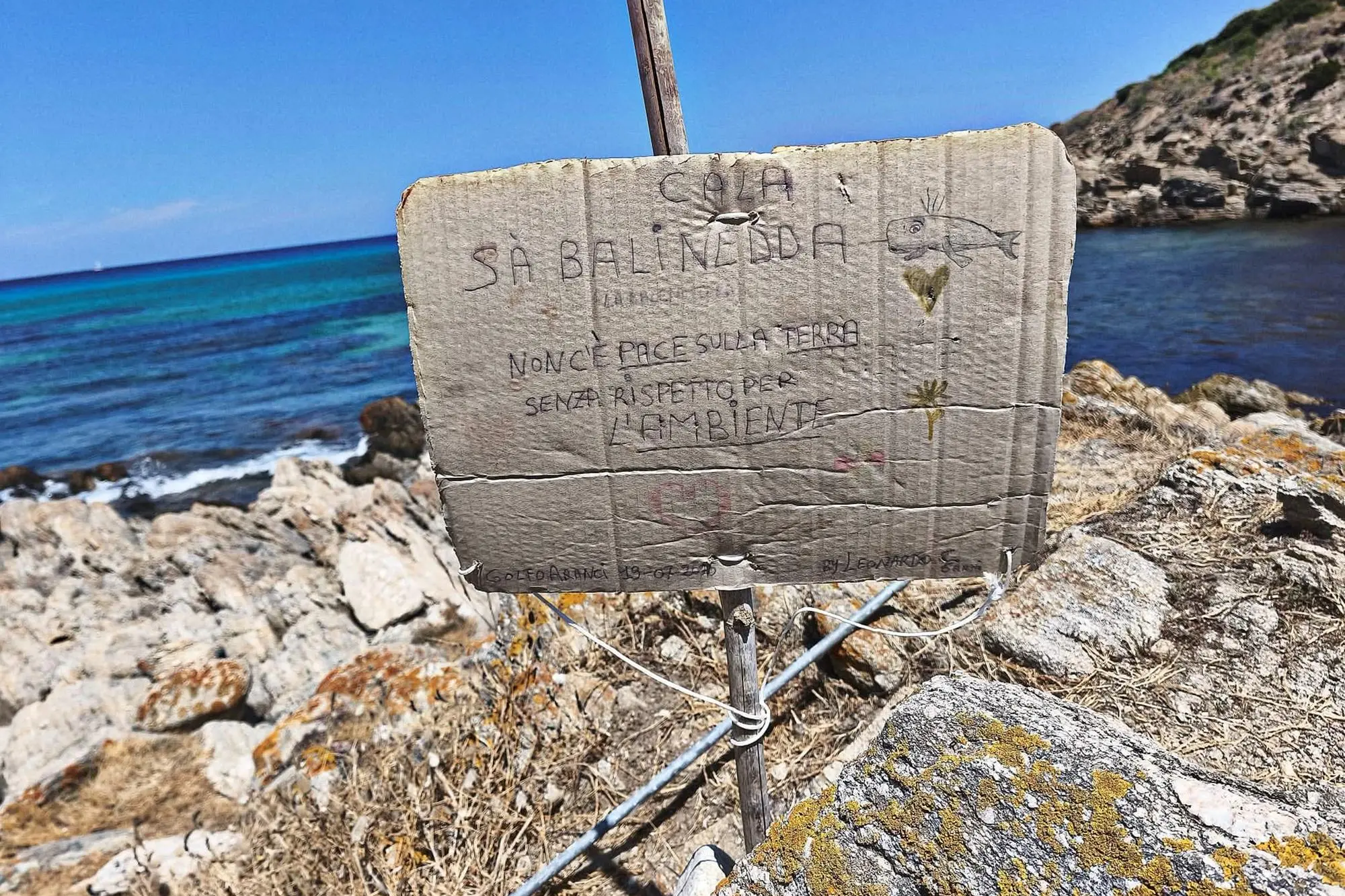 Golfo Aranci, il cartello realizzato da Lorenzo, 6 anni