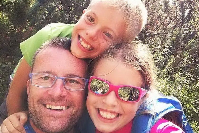 Mario Bressi con i due figli uccisi (foto Instagram)