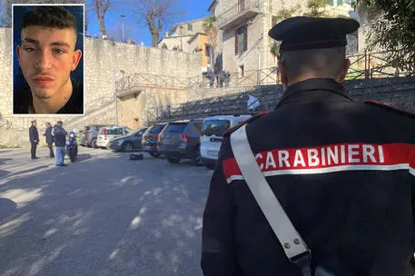 Il posto dell'agguato in cui è rimasto vittima il 18enne, nel riquadro Thomas Bricca (Ansa)