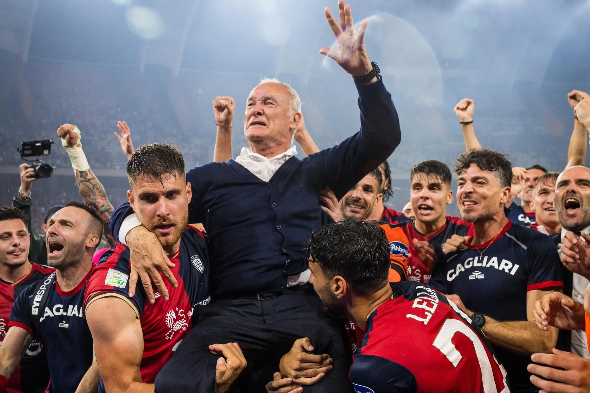 La festa rossoblù dopo la vittoria a Bari