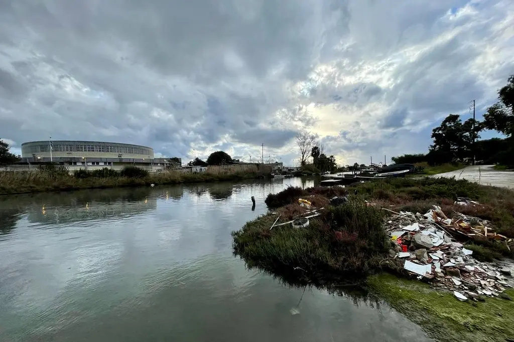 La discarica sulla riva del canale della Scafa  (Foto Andrea Piras)