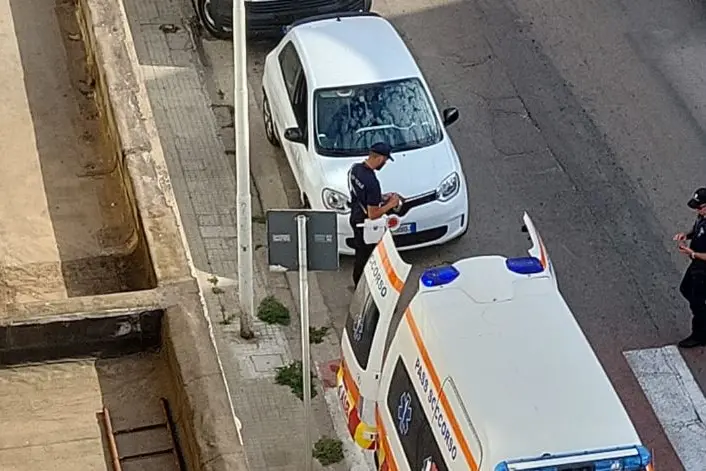 L'ambulanza sul luogo dell'incidente (foto Pala)