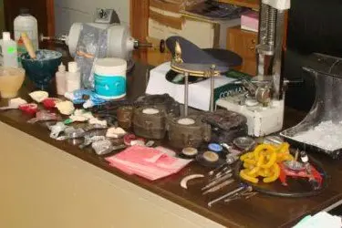 Il materiale sequestrato al falso dentista - Foto riproduzione alessandra chergia