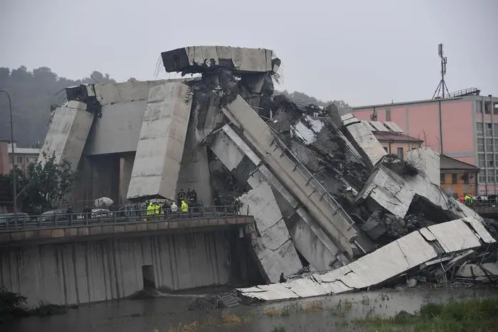 Il viadotto Polcevera collassa mentre diverse auto lo stanno percorrendo