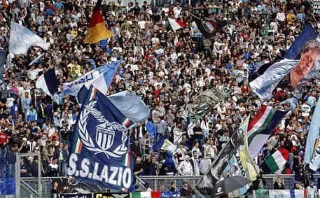 I supporter della Lazio (foto Instagram e Ansa)