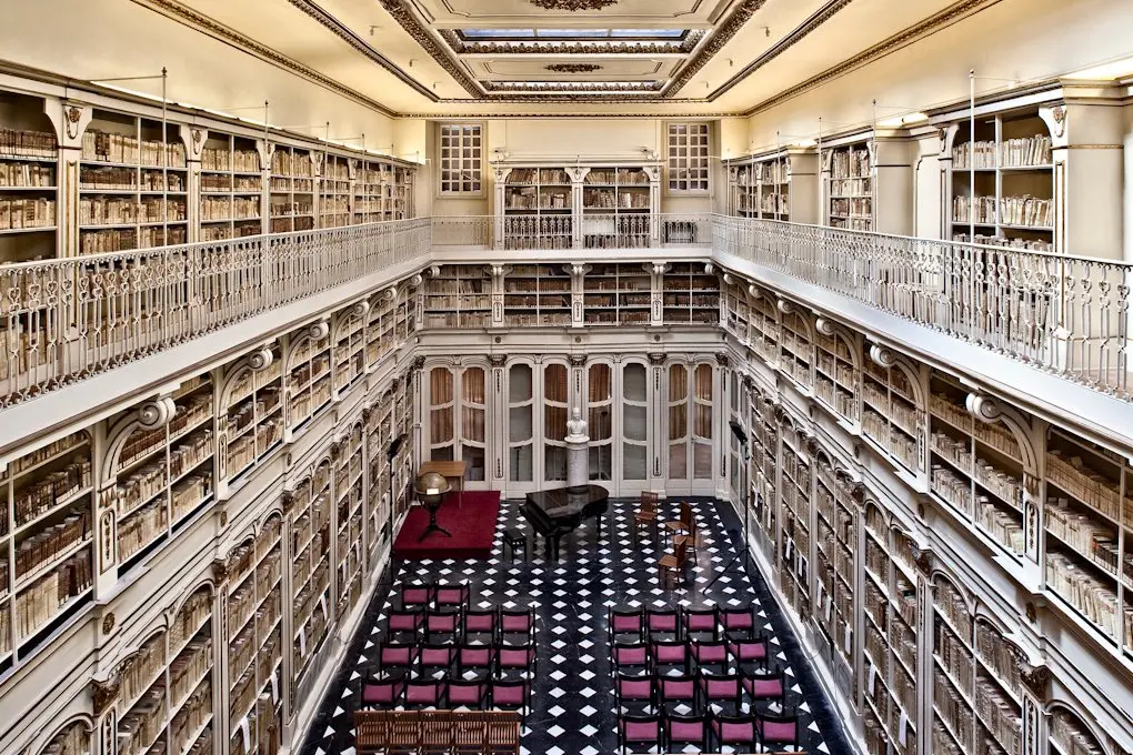 Sala settecentesca della biblioteca Universitaria (foto Pierluigi Dessì)