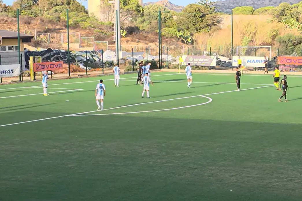 Rimessa laterale nel derby con l'Ilvamaddalena di Coppa Italia (foto Ilenia Giagnoni)