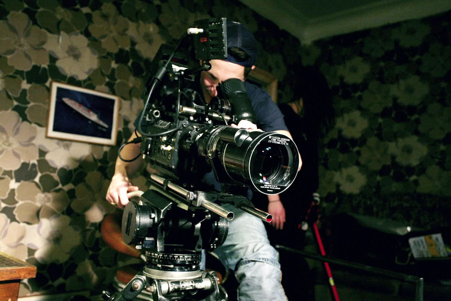 Un operatore al lavoro su un set cinematografico