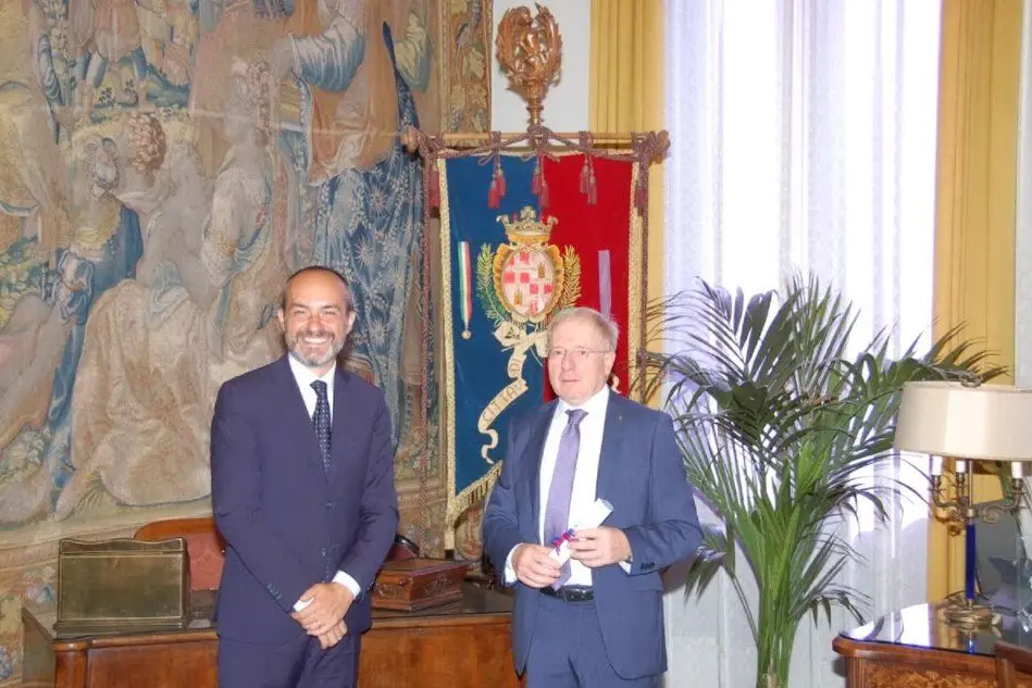 Paolo Truzzu e il prefetto Gianfranco Tomao (foto ufficio stampa Comune di Cagliari)