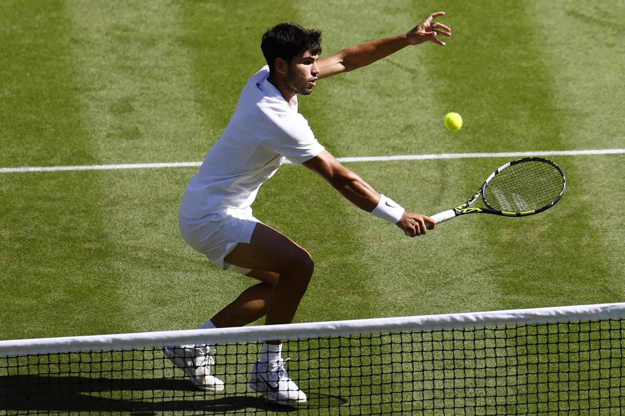 epa12232068 Carlos Alcaraz of Spain in action during the Men's Singles semi-finals match against Taylor Fritz of the USA at the Wimbledon Championships, Wimbledon, Britain, 11 July 2025. EPA/TOLGA AKMEN EDITORIAL USE ONLY
