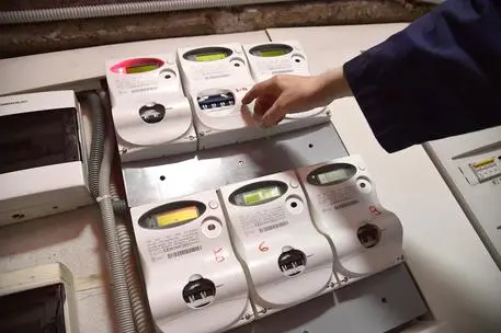 Contatori di energia elettrica in un condominio (foto Ansa)