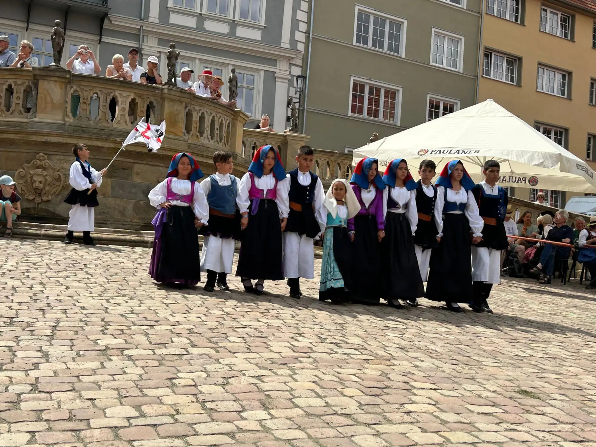 Il minifolk Santa Sofia di Tertenia si esibisce nella piazza di Gotha (foto concessa)