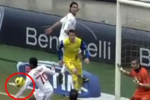 Robinho, tocco di mano sul gol