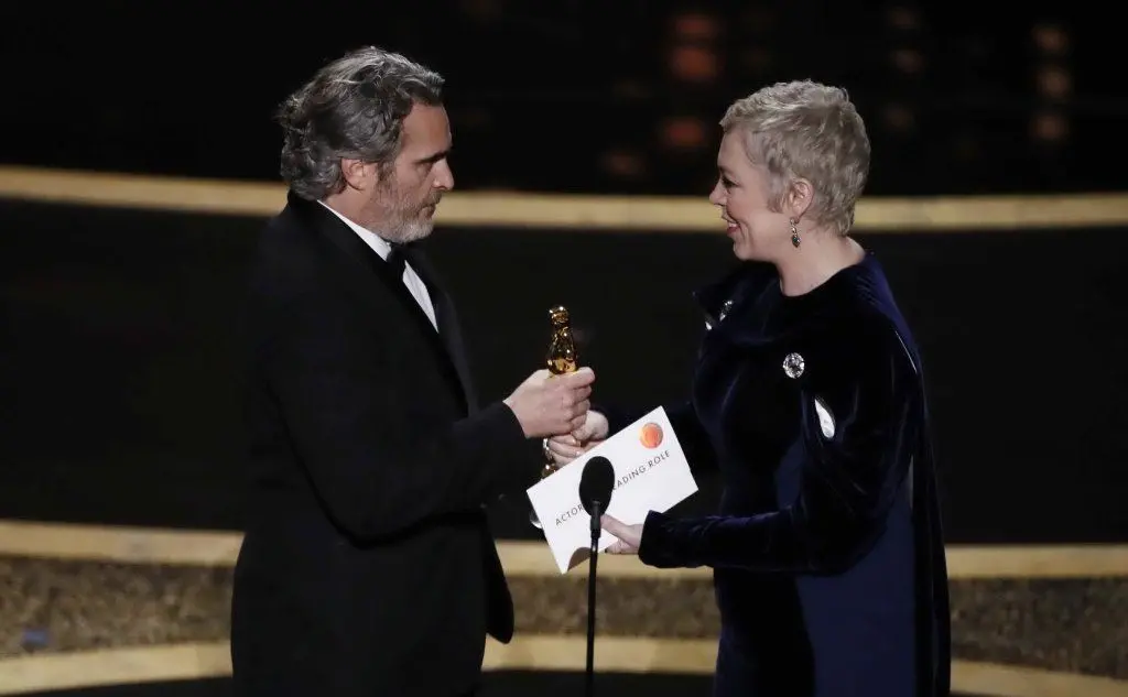 Joaquin Phoenix con Olivia Colman alla cerimonia degli Oscar (Epa - Laurent)