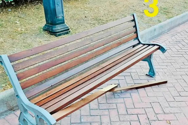 La panchina vandalizzata più volte -Ossi (foto concessa)