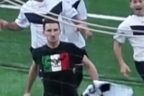 Il giocatore Eugenio Maria Luppi esibisce la maglia della Repubblica sociale italiana