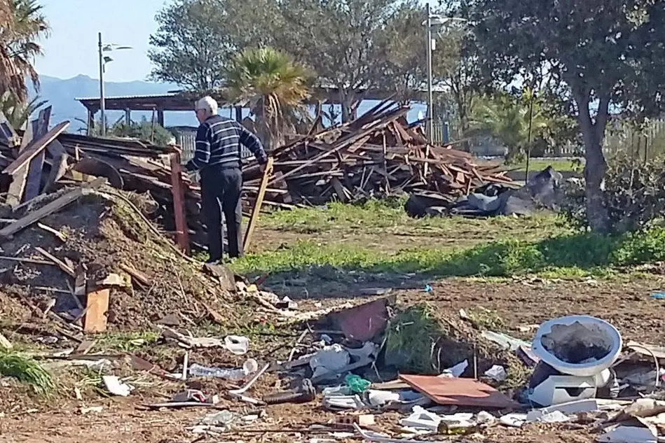 Gazebo distrutti e abbandonati (foto Stefano Anedda)