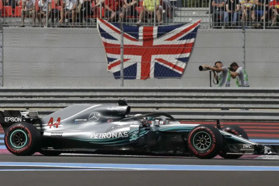 Lewis Hamilton su Mercedes domina in Francia